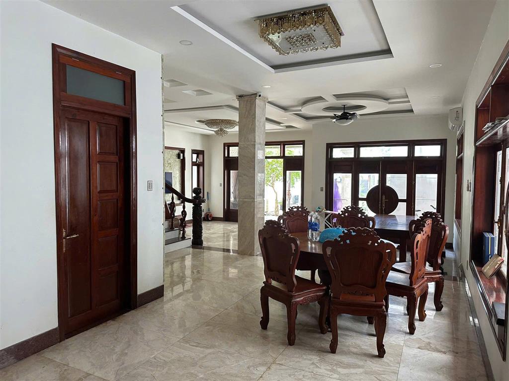 Cho thuê nhà đường Núi thành Hải Châu mặt tiền biệt thự nguyên căn 700m2  giá tốt