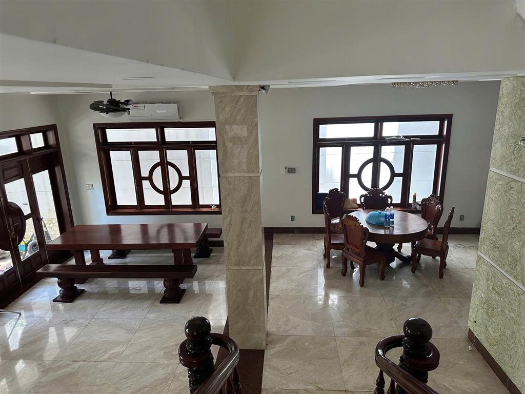 Cho thuê nhà đường Núi thành Hải Châu mặt tiền biệt thự nguyên căn 700m2  giá tốt
