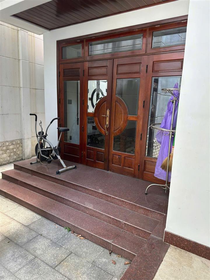 Cho thuê nhà đường Núi thành Hải Châu mặt tiền biệt thự nguyên căn 700m2  giá tốt