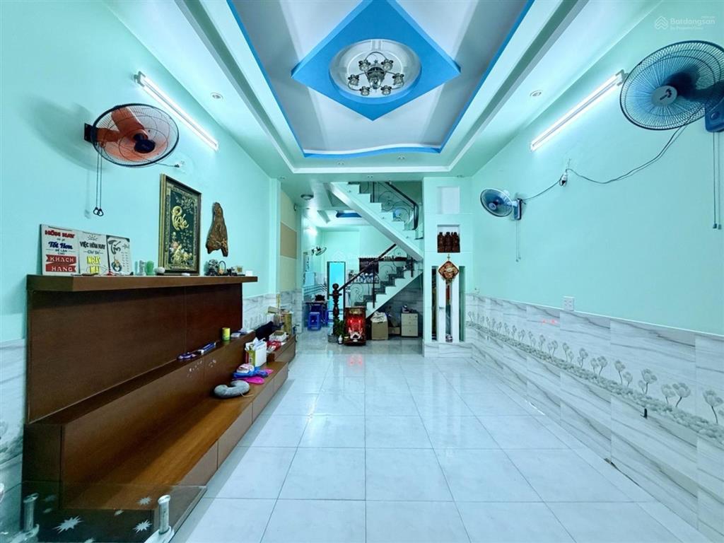 Bán nhà 3 tầng  4x16m  hẻm 6m oto đổ cửa, hương lộ 2, bình trị đông  bình tân. chỉ 5tỷ hơn