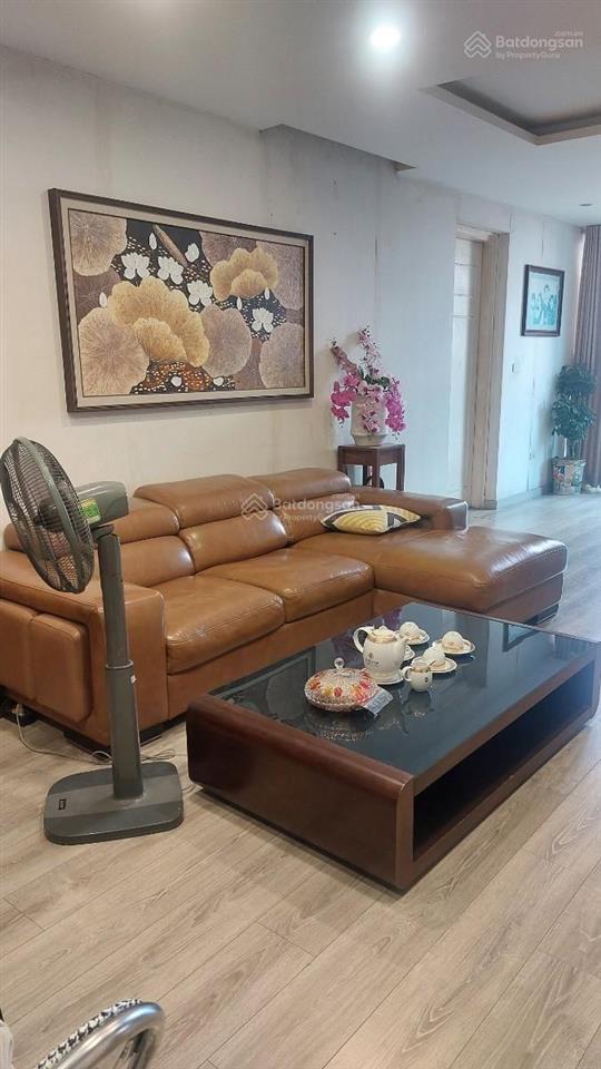 Nhà phân lô 5 tầng gara ô tô phố hoàng cầu  đống đa .cạnh hồ hoàng cầu 55mmặt tiền 5m ,tc 20. tỷ .