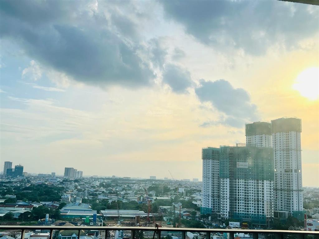 Bán căn góc 2pn tầng trung bcons green view giá 2,3 tỷ bao thuế phí sát làng đại học