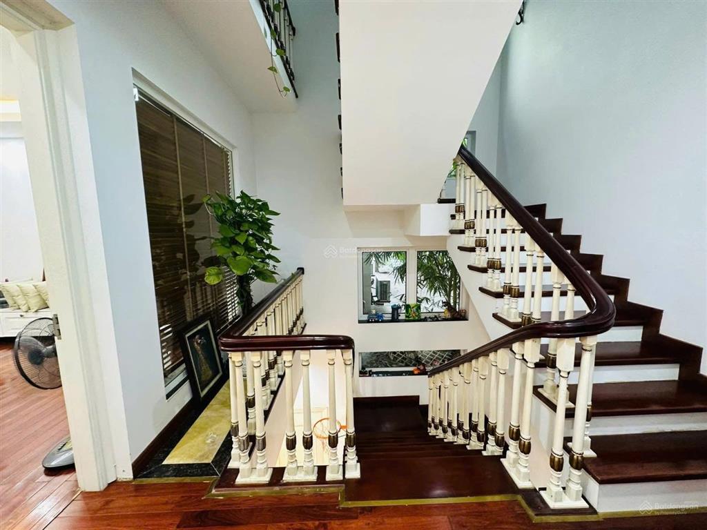 Biệt thự kđt sài đồng 180m2, sân vườn đẹp, gần hồ, khu đẳng cấp long biên mặt tiền 12.3m, full đồ