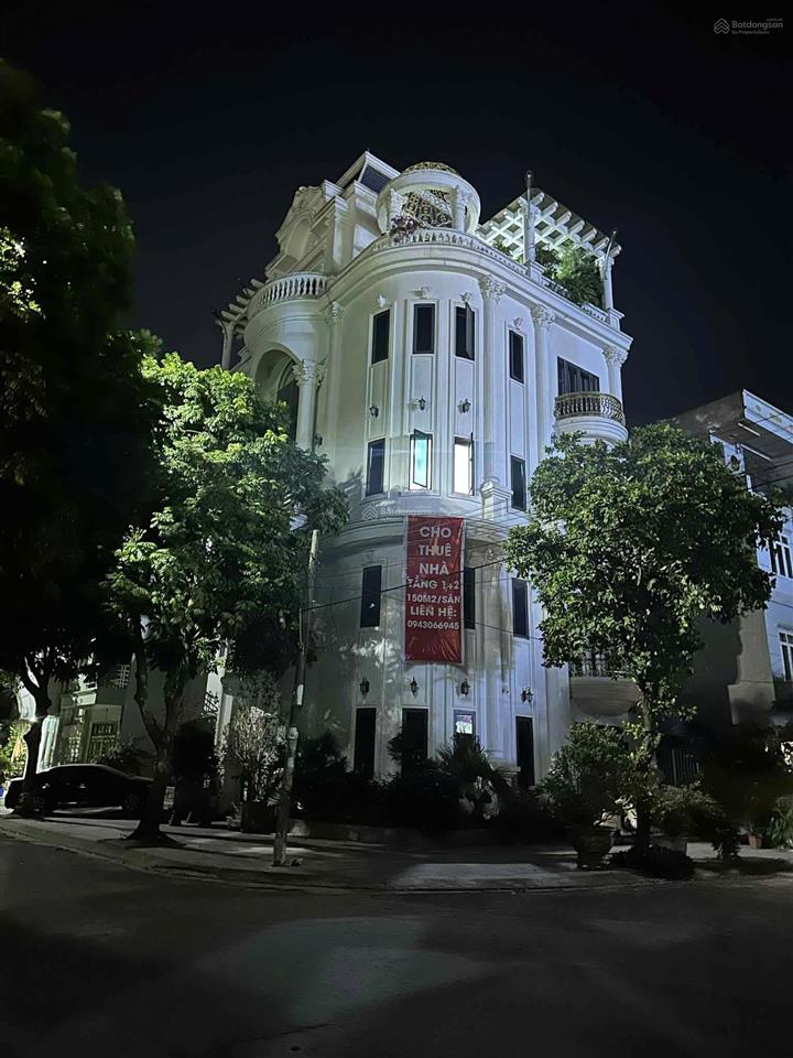 Cho thuê mặt bằng kinh doanh đối diện nhà sách trí đức. nhà đẹp 2 mặt tiền thuận tiện kinh doanh.