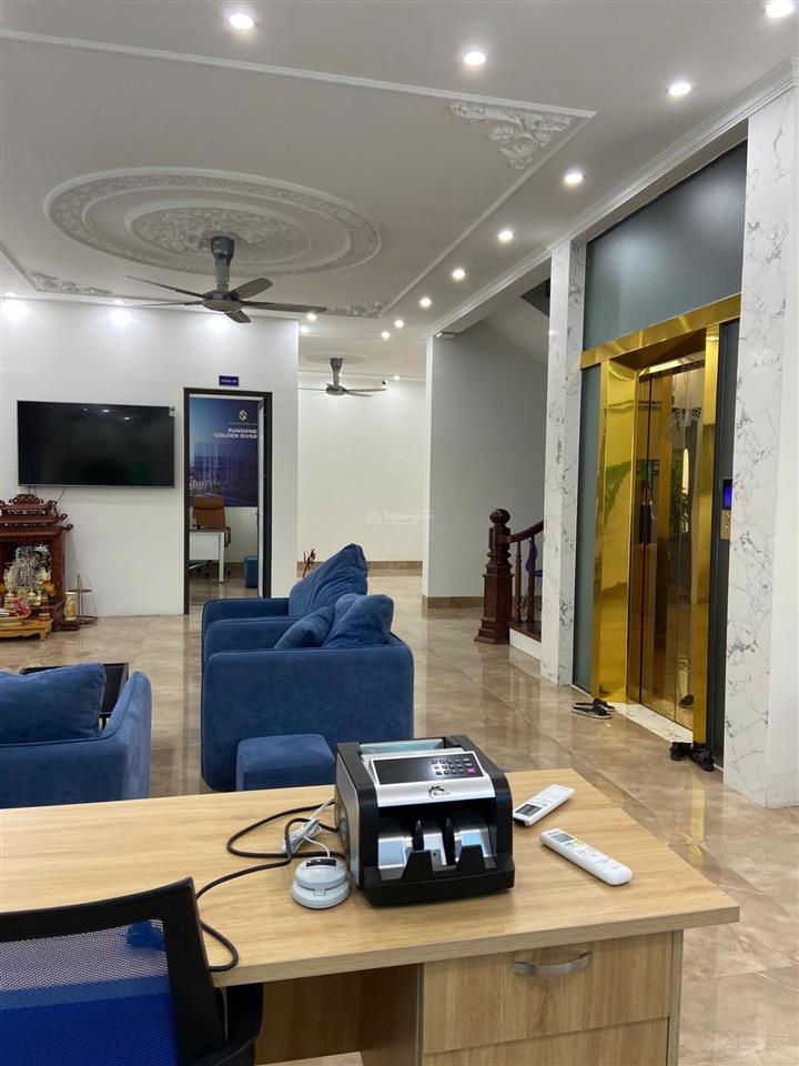 Cho thuê mặt bằng kinh doanh đối diện nhà sách trí đức. nhà đẹp 2 mặt tiền thuận tiện kinh doanh.