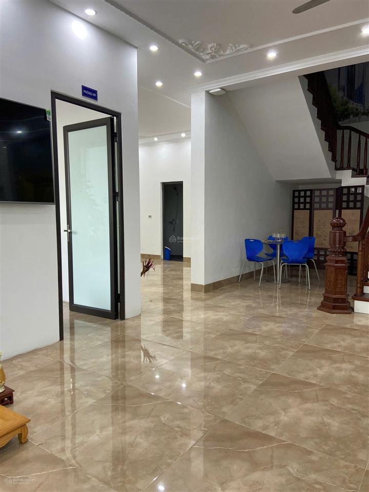 Cho thuê mặt bằng kinh doanh đối diện nhà sách trí đức. nhà đẹp 2 mặt tiền thuận tiện kinh doanh.