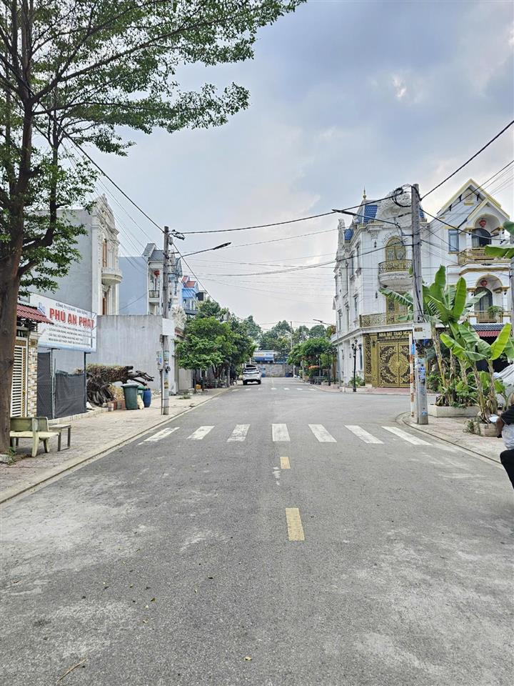 Bán nhà 1 trệt 2 lầu kdc, gần đường lê hồng phong tp.dĩ an, có gara ô tô, pn dưới chỉ 5ty1 tl