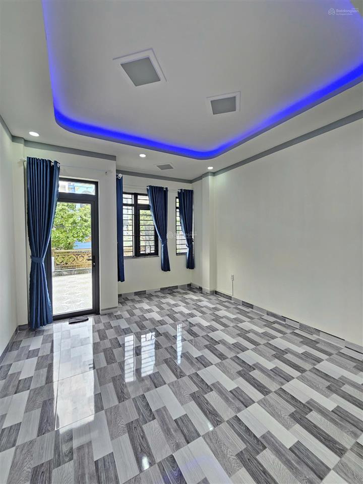 Bán nhà 1 trệt 2 lầu kdc, gần đường lê hồng phong tp.dĩ an, có gara ô tô, pn dưới chỉ 5ty1 tl