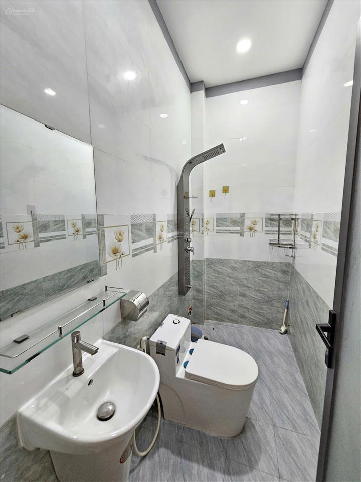 Bán nhà 1 trệt 2 lầu kdc, gần đường lê hồng phong tp.dĩ an, có gara ô tô, pn dưới chỉ 5ty1 tl