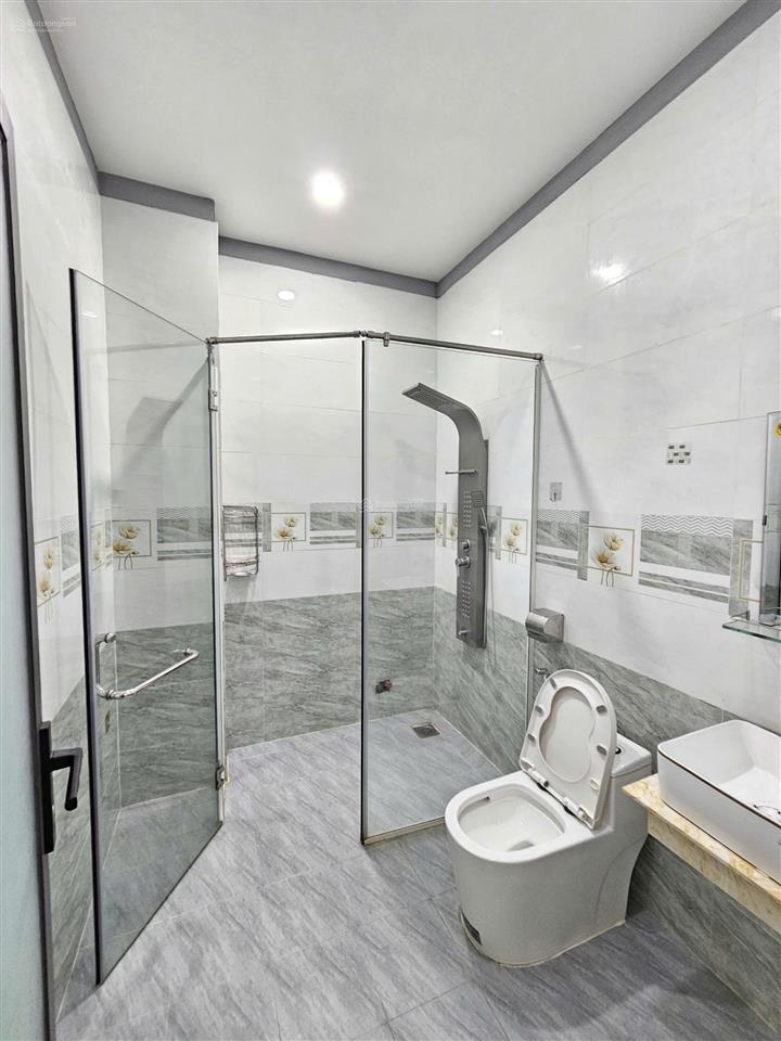 Bán nhà 1 trệt 2 lầu kdc, gần đường lê hồng phong tp.dĩ an, có gara ô tô, pn dưới chỉ 5ty1 tl