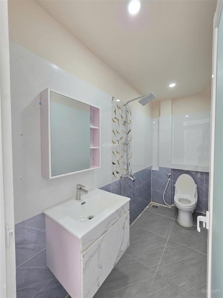 Bán nhà dĩ an, gần sân vận động dĩ an 4,5x21m chỉ 4ty6, sân ô tô, gần chợ dĩ an 1