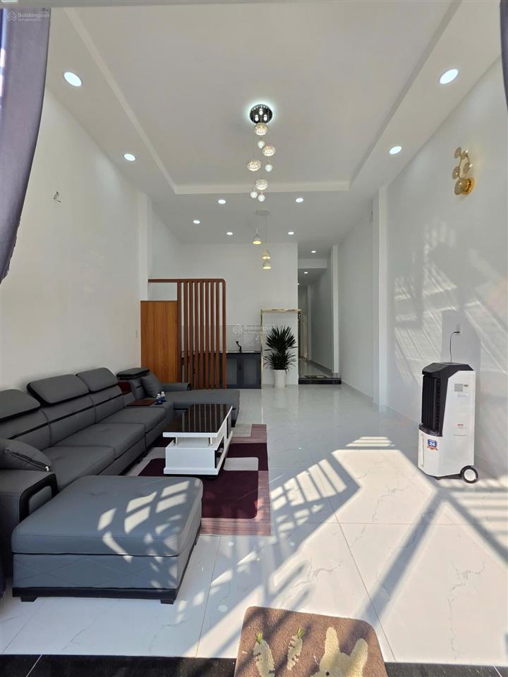 Bán nhà dĩ an, gần sân vận động dĩ an 4,5x21m chỉ 4ty6, sân ô tô, gần chợ dĩ an 1
