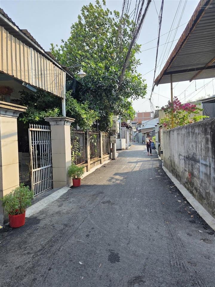 Bán nhà dĩ an, gần sân vận động dĩ an 4,5x21m chỉ 4ty6, sân ô tô, gần chợ dĩ an 1