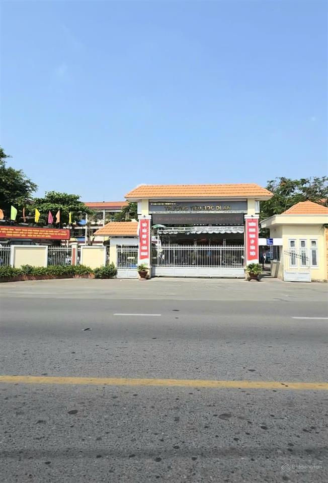 Bán nhà dĩ an, gần sân vận động dĩ an 4,5x21m chỉ 4ty6, sân ô tô, gần chợ dĩ an 1