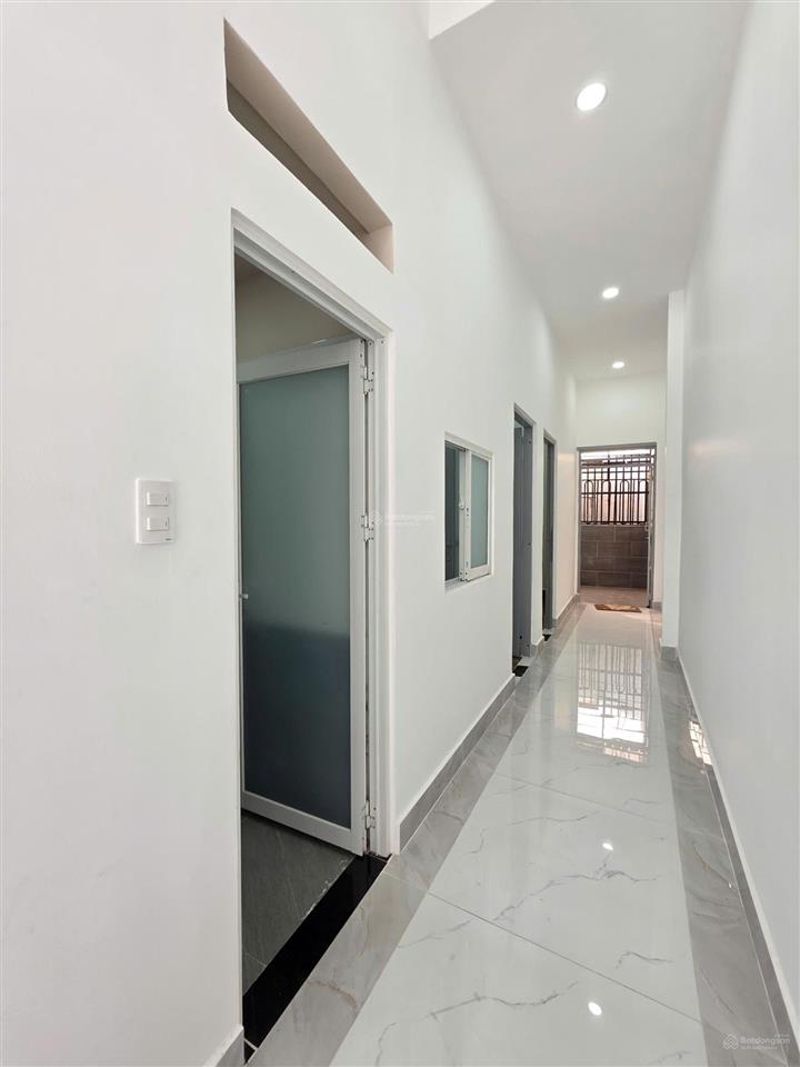 Bán nhà dĩ an, gần sân vận động dĩ an 4,5x21m chỉ 4ty6, sân ô tô, gần chợ dĩ an 1