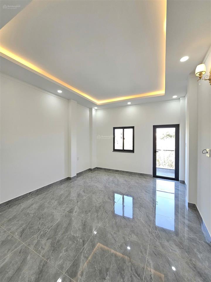 Bán nhà 1 trệt 2 lầu mt đường kinh doanh ngay hội trường đông hòa, 125m2 sân ô tô