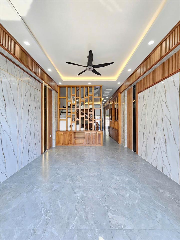 Bán nhà 1 trệt 2 lầu mt đường kinh doanh ngay hội trường đông hòa, 125m2 sân ô tô
