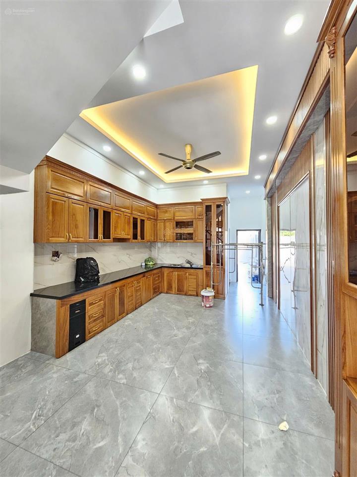 Bán nhà 1 trệt 2 lầu mt đường kinh doanh ngay hội trường đông hòa, 125m2 sân ô tô