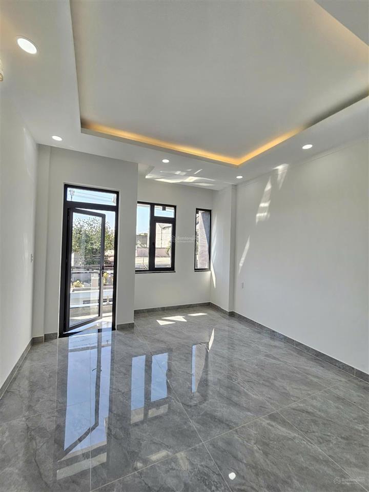 Bán nhà 1 trệt 2 lầu mt đường kinh doanh ngay hội trường đông hòa, 125m2 sân ô tô