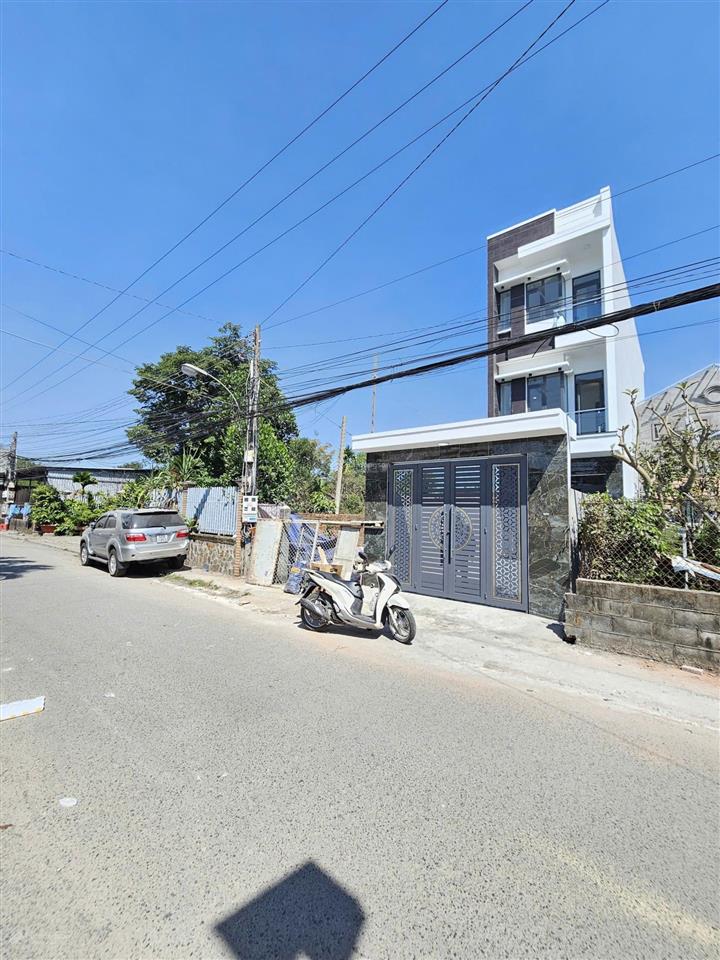 Bán nhà 1 trệt 2 lầu mt đường kinh doanh ngay hội trường đông hòa, 125m2 sân ô tô