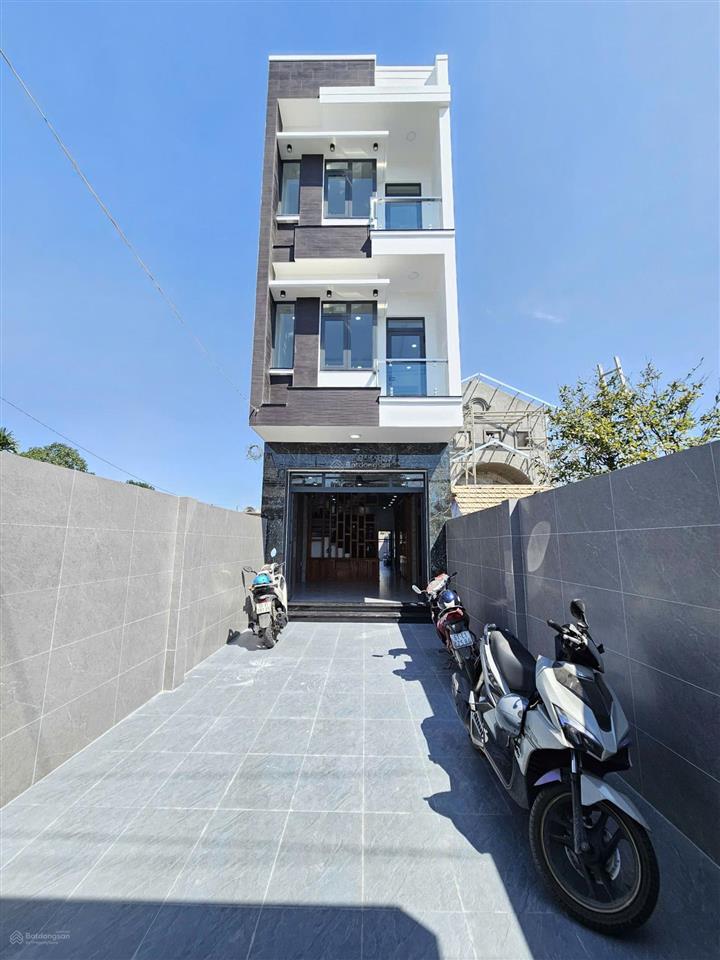 Bán nhà 1 trệt 2 lầu mt đường kinh doanh ngay hội trường đông hòa, 125m2 sân ô tô