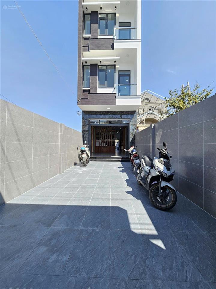 Bán nhà 1 trệt 2 lầu mt đường kinh doanh ngay hội trường đông hòa, 125m2 sân ô tô