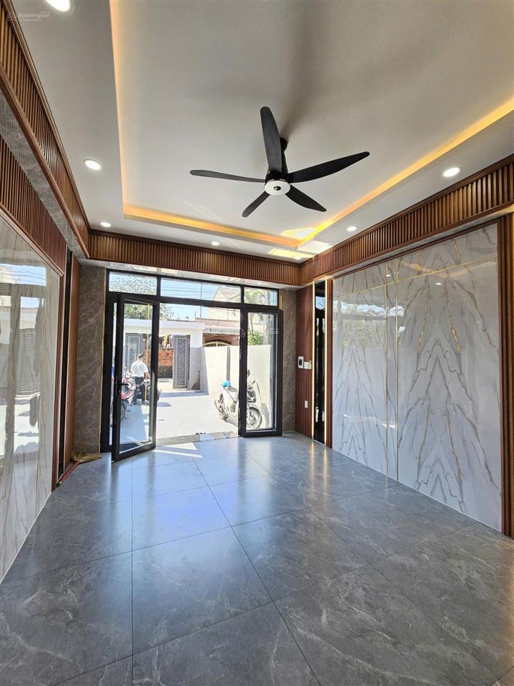 Bán nhà 1 trệt 2 lầu mt đường kinh doanh ngay hội trường đông hòa, 125m2 sân ô tô