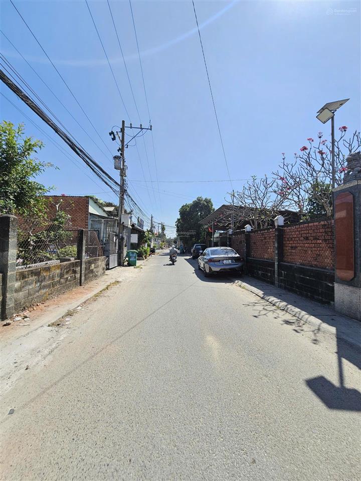 Bán nhà 1 trệt 2 lầu mt đường kinh doanh ngay hội trường đông hòa, 125m2 sân ô tô