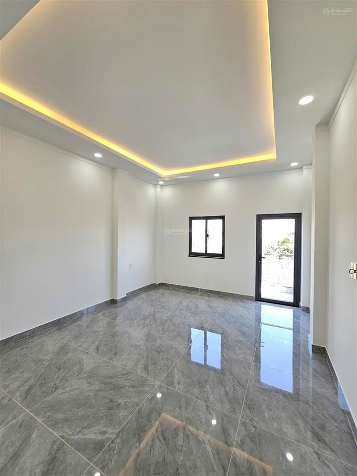 Bán nhà 1 trệt 2 lầu mt đường kinh doanh ngay hội trường đông hòa, 125m2 sân ô tô