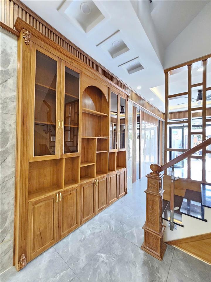 Bán nhà 1 trệt 2 lầu mt đường kinh doanh ngay hội trường đông hòa, 125m2 sân ô tô