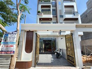 Bán nhà 1 trệt 2 lầu sau lưng bigc dĩ an, hoàn công, sân ô tô, pn dưới