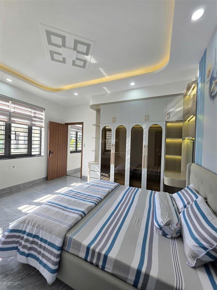 Bán nhà góc 2mt, kdc gần làng đại học, hoàn công, full nội thất