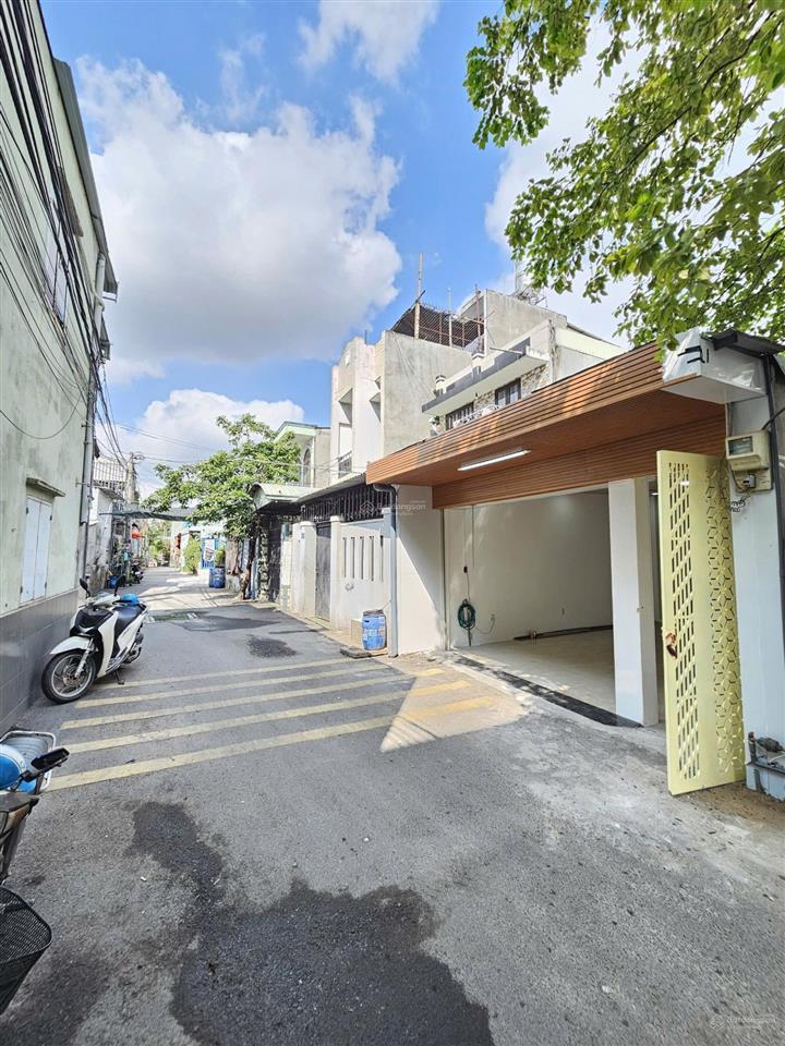 Bán nhà cấp 4 gác lửng sau bigc dĩ an, ngang 5x19,8m, sân ô tô 7 chỗ