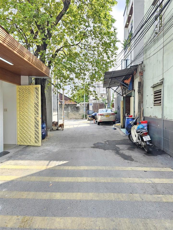 Bán nhà cấp 4 gác lửng sau bigc dĩ an, ngang 5x19,8m, sân ô tô 7 chỗ