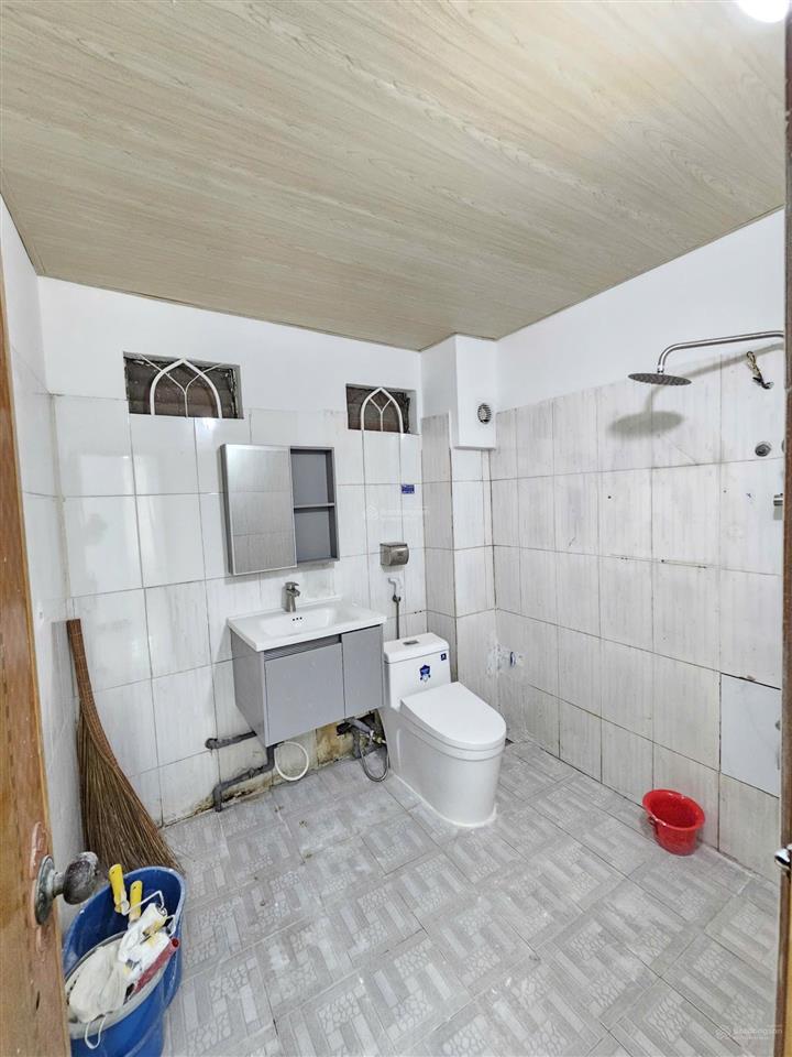 Bán nhà cấp 4 gác lửng sau bigc dĩ an, ngang 5x19,8m, sân ô tô 7 chỗ