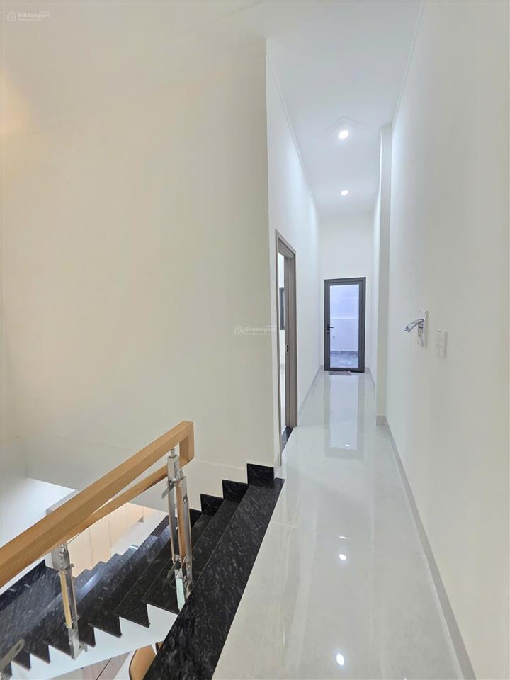 Bán nhà 1 trệt 1 lầu giá rẻ, chỉ 2tỷ990 tl mạnh, đường ô tô, hoàn công