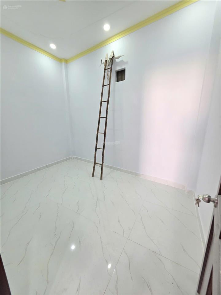 Nhà xây mới, 1 trệt 1 lầu, sân ô tô, pn dưới, gần làng đại học, hoàn công 4ty6 tl