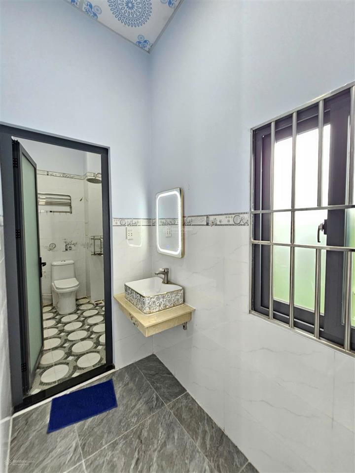 Bán nhà 1 trệt 1 lầu sau bigc dĩ an sân ô tô, pn dưới chỉ 5,5 tỷ quá rẻ