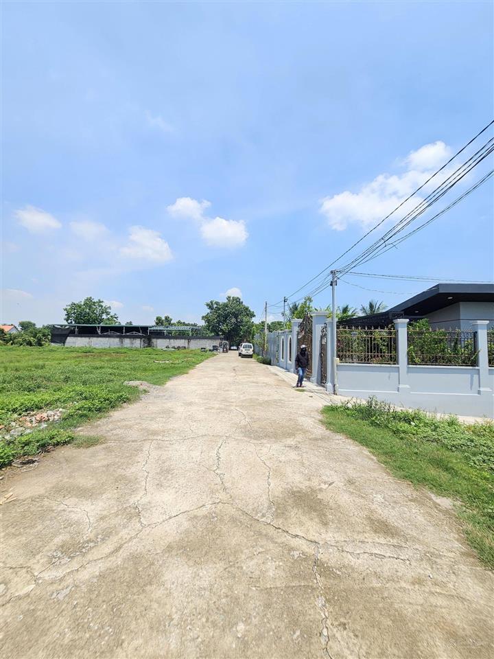 Bán đất lớn gần trường fpt đang xây, ngang 10x55m, phù hơp xây kho, căn hộ dịch vụ ok, 13,5triêu/m2