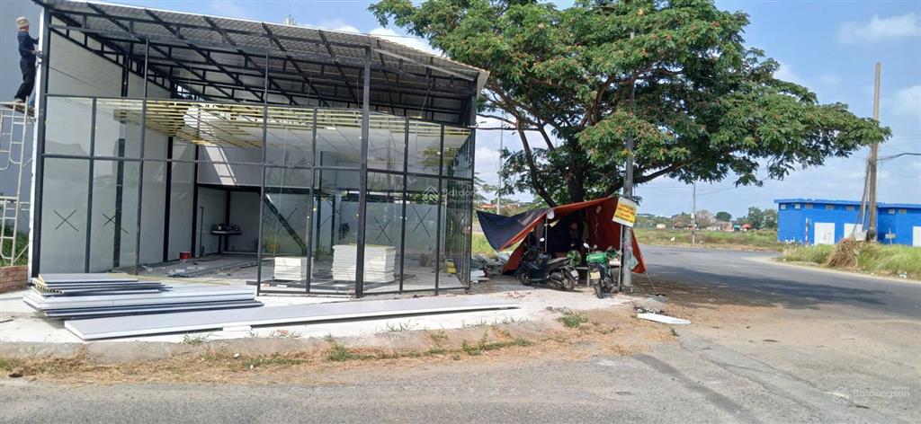 Nhà mới xây căn góc 2mt đường lớn 20m, tiện kd mọi ngành nghề, gần 4 tháp căn hộ cao cấp novaland