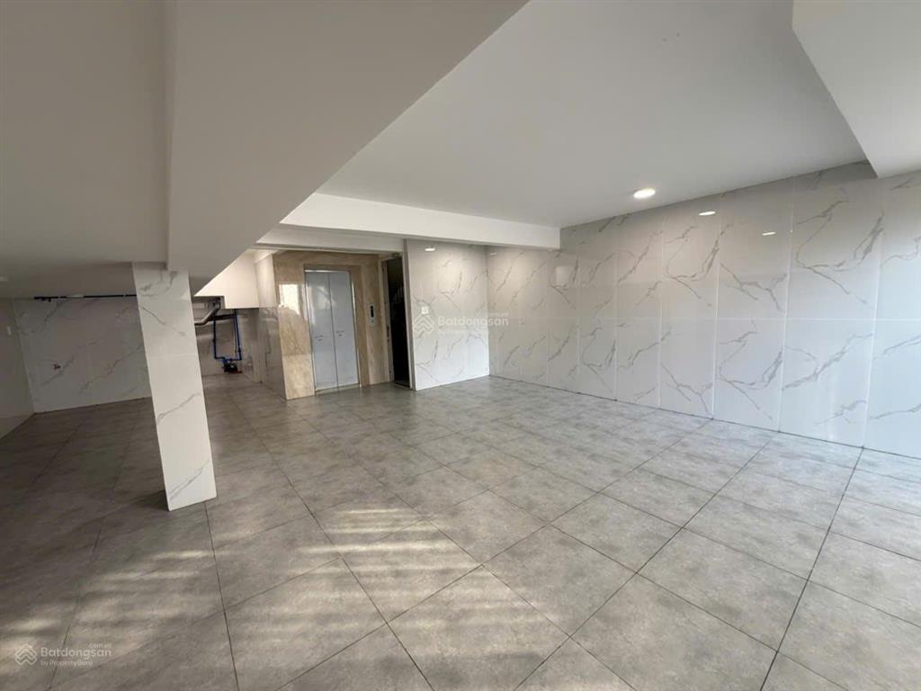 Cho thuê nhà góc 2 mặt tiền đường lớn 40m, dtsd 600m2, 6 tầng, mặt tiền 20m. nhà mới xây rât đẹp