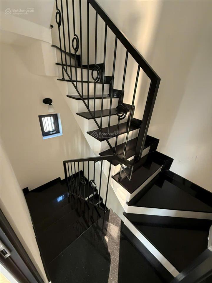 Cho thuê nhà góc 2 mặt tiền đường lớn 40m, dtsd 600m2, 6 tầng, mặt tiền 20m. nhà mới xây rât đẹp