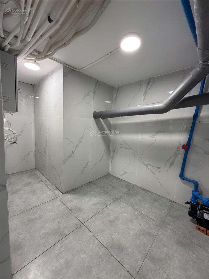 Cho thuê nhà góc 2 mặt tiền đường lớn 40m, dtsd 600m2, 6 tầng, mặt tiền 20m. nhà mới xây rât đẹp