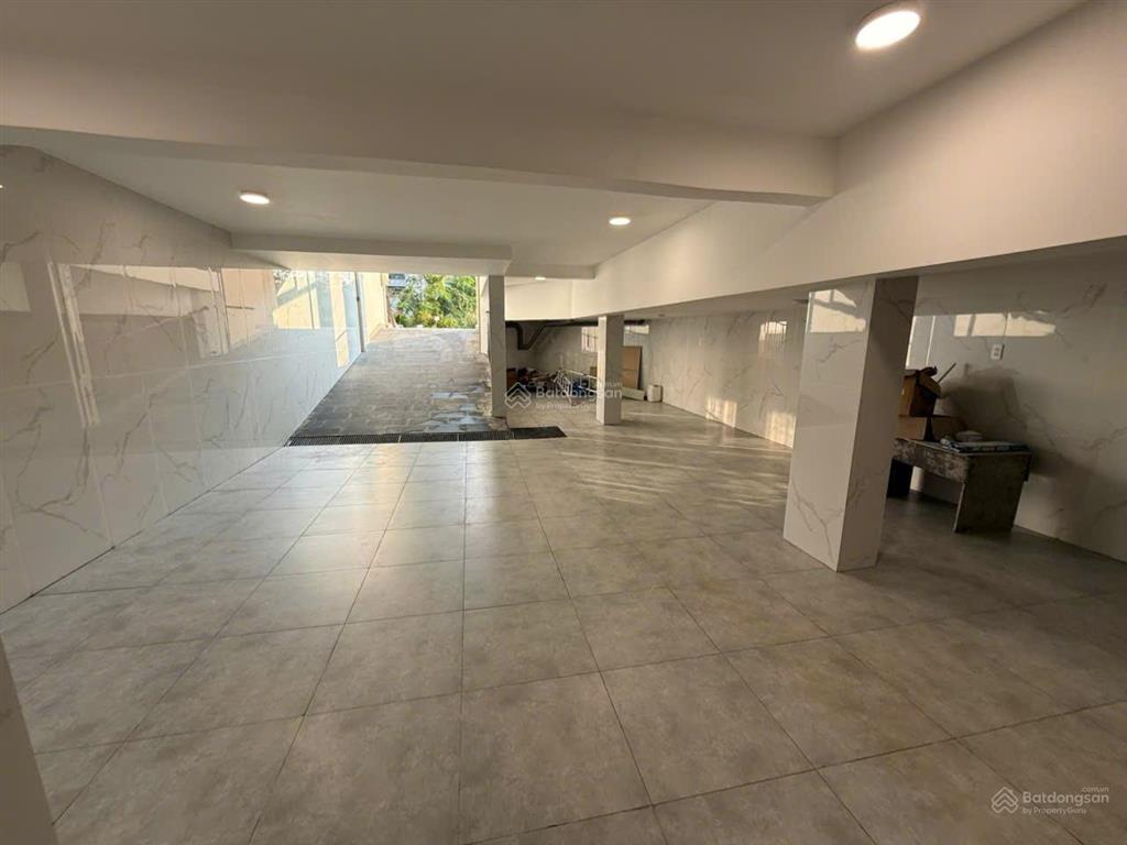 Cho thuê nhà góc 2 mặt tiền đường lớn 40m, dtsd 600m2, 6 tầng, mặt tiền 20m. nhà mới xây rât đẹp