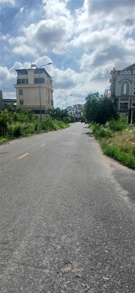 Cho thuê biệt thự dt 17x18m, trệt 3 lầu, áp mái, gần sông sài gòn,nhà mới xây, hđ lâu dài