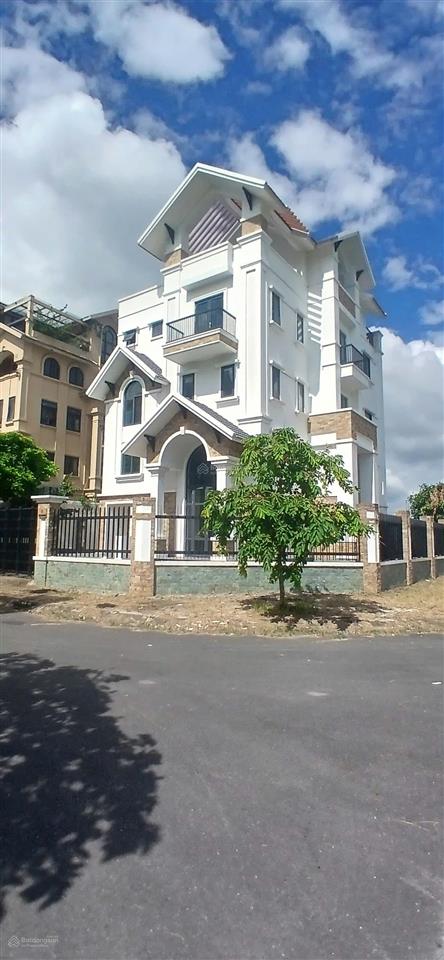 Cho thuê biệt thự dt 17x18m, trệt 3 lầu, áp mái, gần sông sài gòn,nhà mới xây, hđ lâu dài