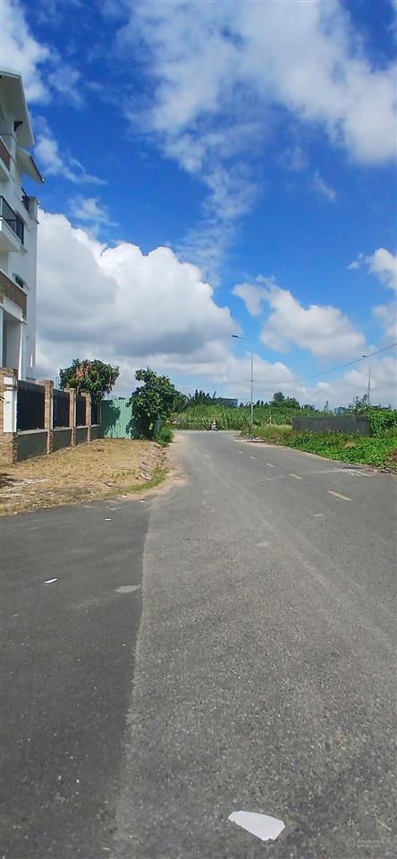 Cho thuê biệt thự dt 17x18m, trệt 3 lầu, áp mái, gần sông sài gòn,nhà mới xây, hđ lâu dài