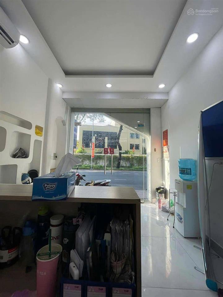 Nhà đẹp 3 tầng, đường võ thị sáu q3, full nội thât đang cho thuê 50tr/ tháng. giá bán 13.5 tỷ tl