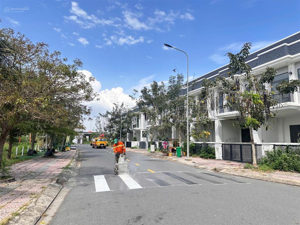 Cần bán gấp nền the sol city 100m2 trục đường 22m ra chợ hưng long, sổ hồng riêng công chứng ngay