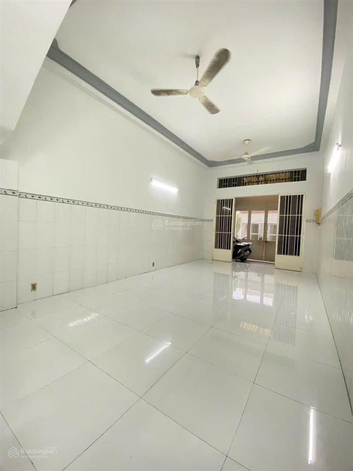 Sát đầm sen! dt (4x15.2)m. giá 6,3 tỷ. nhà 4 tấm hẻm lạc long quân p5